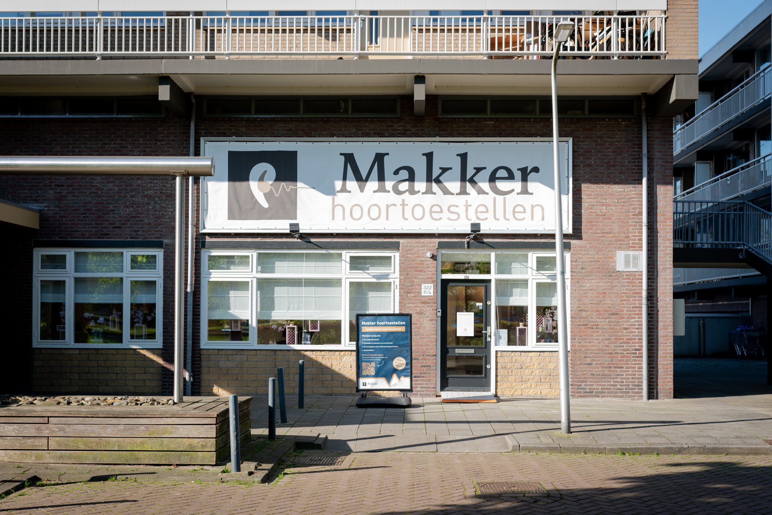 Vooraanzicht van de winkel Makker hoortoestellen in Hilversum.