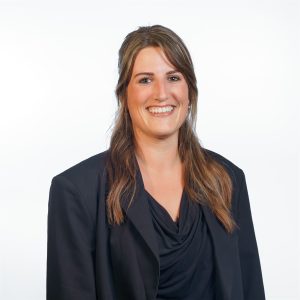 Portretfoto van S. Makker in professionele kleding tegen een neutrale witte achtergrond.
