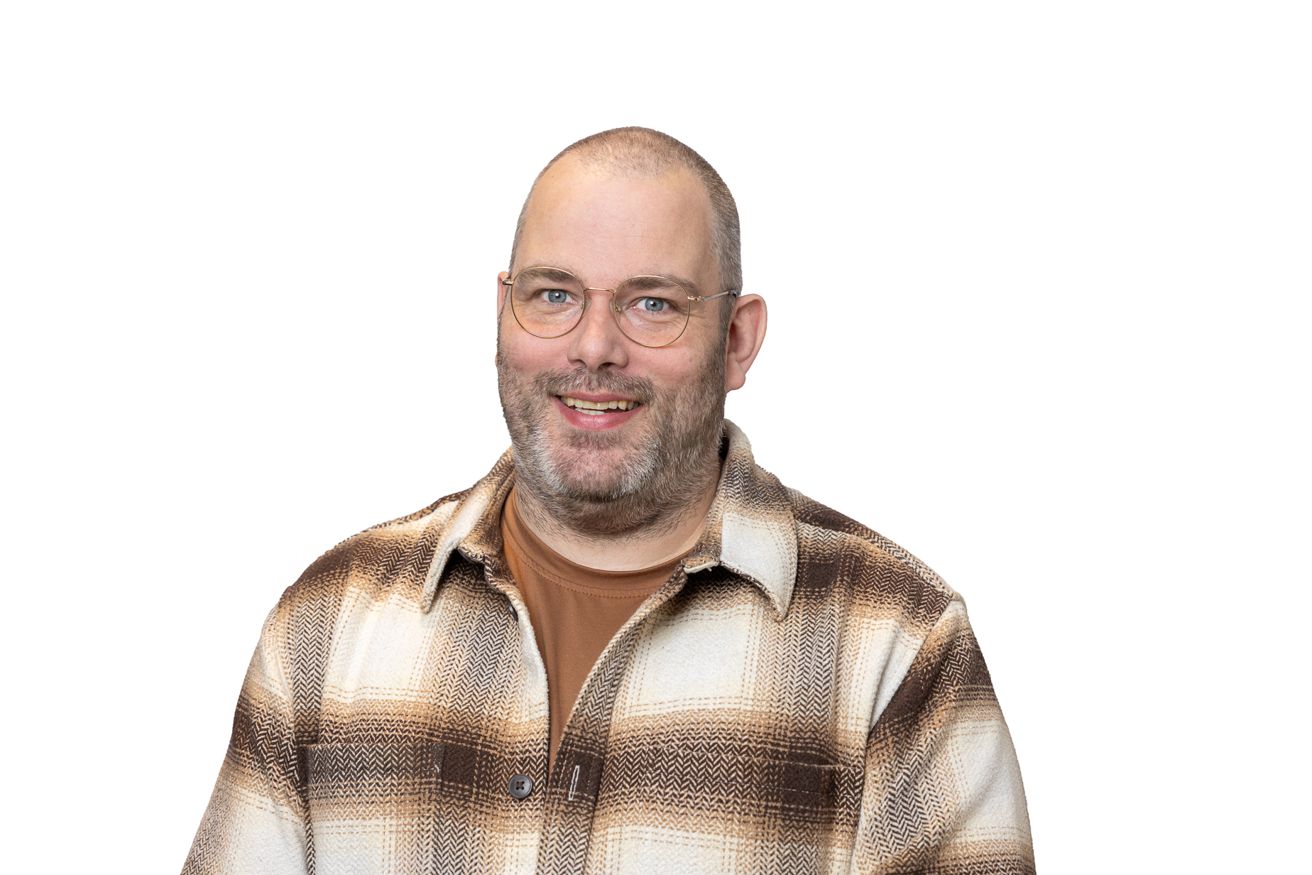 Portret van een glimlachende man met een bril en een geruit overhemd, staande voor een witte achtergrond.