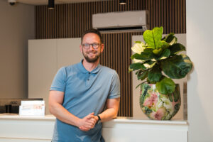 Stefan Pas, audicien bij Makker, bij de balie in de praktijk in Den Haag