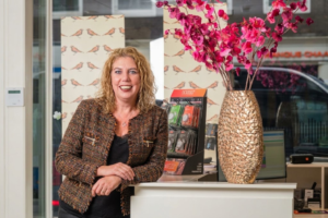 Brenda Veenhof audicien in Amsterdam leunend op de receptie rand