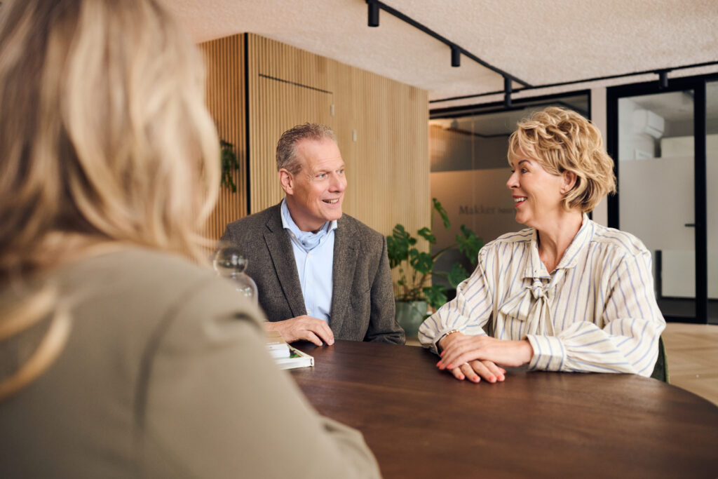 Jacqueline in gesprek aan tafel bij Makker